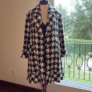 Alice and Olivia A/line coat in black and white lined, 2 pockets great condition